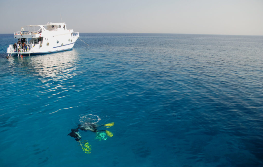 Trabalhar em barco de mwergulho