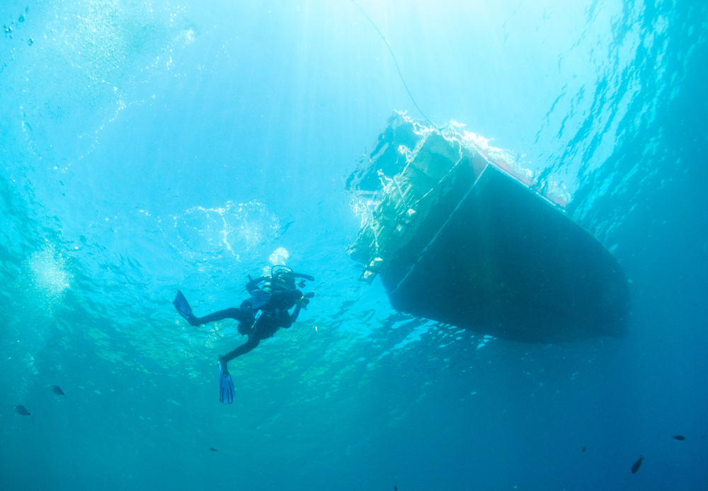 Trabalhe com limpeza de casco de barco de mergulho