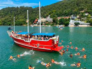 Bombinhas, Passeio de barco em Escuna da Patadacobra